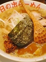 「クレージー味噌（￥800）+辛カラ（カレー風味挽き肉トッピング、」@日の出らーめん 横浜桜木町本店の写真