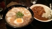 「夜食セット（ラーメン+豚骨カレー）+味玉」@博多とんこつラーメン わ蔵 板橋本店の写真