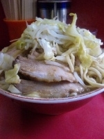 「大ブタダブル（麺カタメ/ヤサイマシマシ/ニンニクマシマシ/カラメ」@ラーメン二郎 三田本店の写真