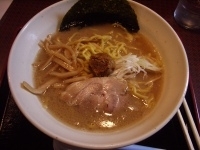 「粋な中太・正油とんこつ+にんにくからし赤」@らぁめん 味道 横浜 吉野町店の写真