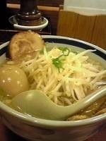 「極磨味玉醤油らーめん（750円） + 大盛り（100円）」@元祖醤麺 じょんのびの写真