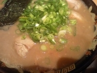 「豚骨チャーシュー（麺硬め、ネギ多め）+替玉（900円+100円）」@豚の骨の写真