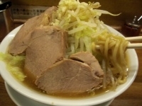 「豚入り小ラーメン（野菜大盛り）800円」@ラーメン麺徳 東上野店の写真