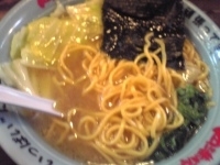 「らーめん（中盛・脂多目）+茹でキャベツ」@円満家 本店の写真