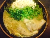 「チャーシュー麺（麺固め）+タマネギ+青菜増し」@九ツ家 本店の写真