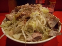 「ブタ入りニンニクアブラヤサイ」@ラーメン二郎 府中店の写真