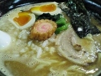 「濃厚黒拉+とろ～り味玉（トッピング無料券） 750円」@千葉拉麺倶楽部 拉通（ra2）の写真