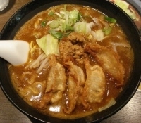 「揚げ餃子カレーラーメン（激辛）+満腹セット（唐揚げ・餃子・小ライ」@麺屋 ここいち 新宿小滝橋通り店の写真