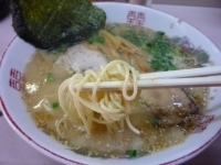 「ラーメン（固めん） 400円 +替え玉 80円」@悟空の写真