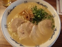 「らーめん （小ライス、一口生ビールサービス）」@愛宕六助の写真