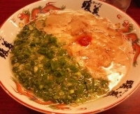 「ラーメン（麺硬め・ネギ多め・こってり）600円」@暖暮 博多中洲店の写真