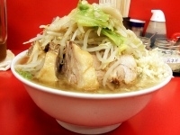 「◎豚入り小らーめん（野菜・ニンニク・玉ネギ・魚粉増し）￥880」@らーめん豚喜の写真