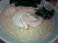 「塩らーめん&味玉&半盛り」@横浜ラーメン とんこつ家 いわき店の写真