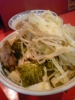 「豚玉子入りざるラーメン+チーズ（にんにく多め・野菜・カラメ）」@ラーメン二郎 府中店の写真