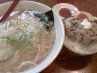 「桃山ラーメン+豚飯」@桃山商店の写真