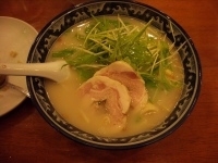 「手打ち太麺のチャーシュー麺+五目チャーハン+漬物@東新飯店」@東新飯店の写真