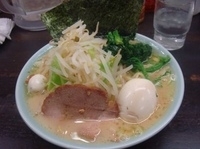 「ラーメン（並・味濃い目）+味玉+もやキャベ（650円+100円+」@壱六家 関内店の写真