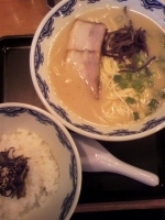 「博多らーめんと高菜ごはん￥780」@ちゃんぽん由丸 日本橋店の写真