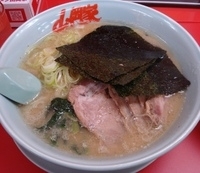 「醤油チャーシュー麺中盛、ライス」@山岡家 高田馬場店の写真