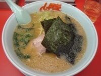 「醤油ラーメン 590円  中盛 100円  脂なし」@山岡家 高田馬場店の写真