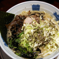 「黒らぅめん 750円 替え玉 130円」@三代目 ◯助 MARUSUKEの写真