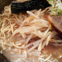 「らーめん￥600（麺固め・細め・醤油）」@らあ麺 やったる 新宿店の写真