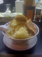 「ラーメン（700円）+小豚（150円）、タマネギマシ、ニンニク」@山勝角ふじ 南流山店の写真