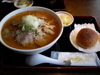 「味噌屋らーめん+パンセット 870円」@らーめん工房 味噌屋の写真