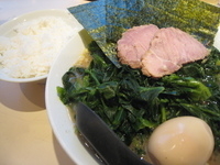 「ラーメン 中（麺硬め・味普通・脂普通）+半熟味付玉子+Wほうれん」@横浜家系ラーメン田中の写真