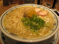 「半熟味玉らあめん（麺ふつう・スープふつう）+替え玉」@らあめん 渋英の写真