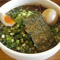 「黒つきまるらーめん+青ねぎ+味玉 （中太平打ち麺）」@ラーメン厨房つきまるの写真