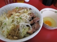 「汁なし小 600円（全マシ、魚粉） + 豚 100円 + 生卵 」@ラーメン二郎 環七一之江店の写真