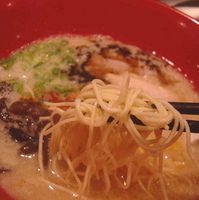 「赤丸かさね味（粉おとし）850 + 替え玉（粉おとし）150円」@博多一風堂 銀座店の写真