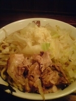 「二郎系汁ありラーメン（限定）、大盛（無料）、固め、ニンニク、野菜」@麺屋久兵衛の写真