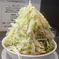 「らーめん 100円（オープン記念お試し価格） + 大盛 100円」@らーめん大 大久保店の写真