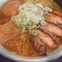 「中間 + 味付玉子（半熟）」@高戸橋がんこラーメンの写真