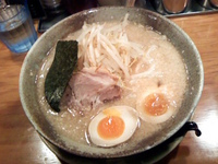 「もやし味玉ラーメン（細麺・醤油）（750円）」@らあ麺 やったる 新宿店の写真