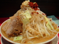 「ラーメン（ヤサイ、ニンニク、カラメ、辛玉） 680円」@用心棒の写真