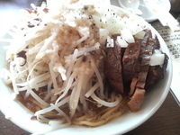 「ぶた入りラーメン+中盛+トッピング（ヤサイ多め・アブラ多め・ヤク」@にかいやの写真