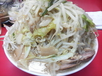 「小ラーメン（太麺 野菜ダブル アブラ）+豚入り+味付玉子」@らーめん豚喜の写真