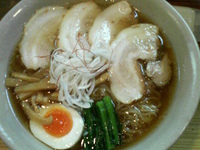 「醤油チャーシュー麺830円+大盛り100円=930円」@豆でっぽうの写真