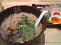 「醤油豚骨・特製ラーメン+替え玉（1250円）」@でびっと 桜新町サザエさん通り店の写真