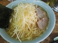 「ネギラーメン（900円）・大盛り（200円）・多め・硬め」@まこと家の写真