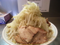 「ラーメン 600円（ヤサイ多め、ニンニク）」@らーめん大 大久保店の写真