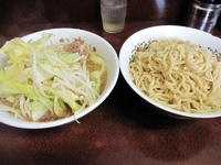 「小ラーメン 650円（やさい、にんにく） + つけ麺 150円」@ラーメン二郎 めじろ台法政大学前店の写真