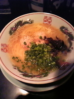 「博多とんこつラーメン（バリカタ）600円+替え玉（ハリガネ）15」@陣屋の写真