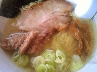 「地鶏せせり肉入塩ラーメン（土日限定）」@政宗ラーメンの写真