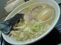 「ラーメン「超濃厚 鶏の白湯スープ」+味玉650円+100円」@らーめん新源地の写真