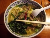 「牛肉のあっさり激辛ラーメン（太麺・Lv4）」@中国ラーメン 揚州商人 横浜スタジアム前店の写真