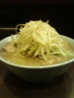 「豚入ラーメン（ヤサイ）」@ラーメン二郎 池袋東口店の写真